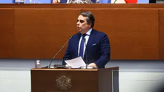 Асен Василев дръпна 80-минутна реч от трибуната на НС без прекъсване! Какво каза?