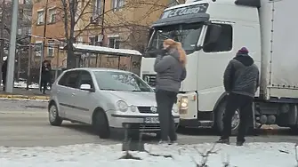 Камион „влачи” кола на оживен булевард в Пловдив