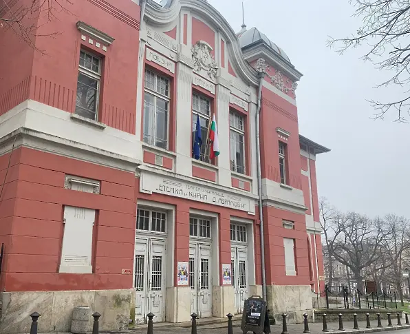 Народно читалище „Еленка и Кирил Д. Аврамови“ е първото българско културно средище, основано на 30-ти януари в Свищов