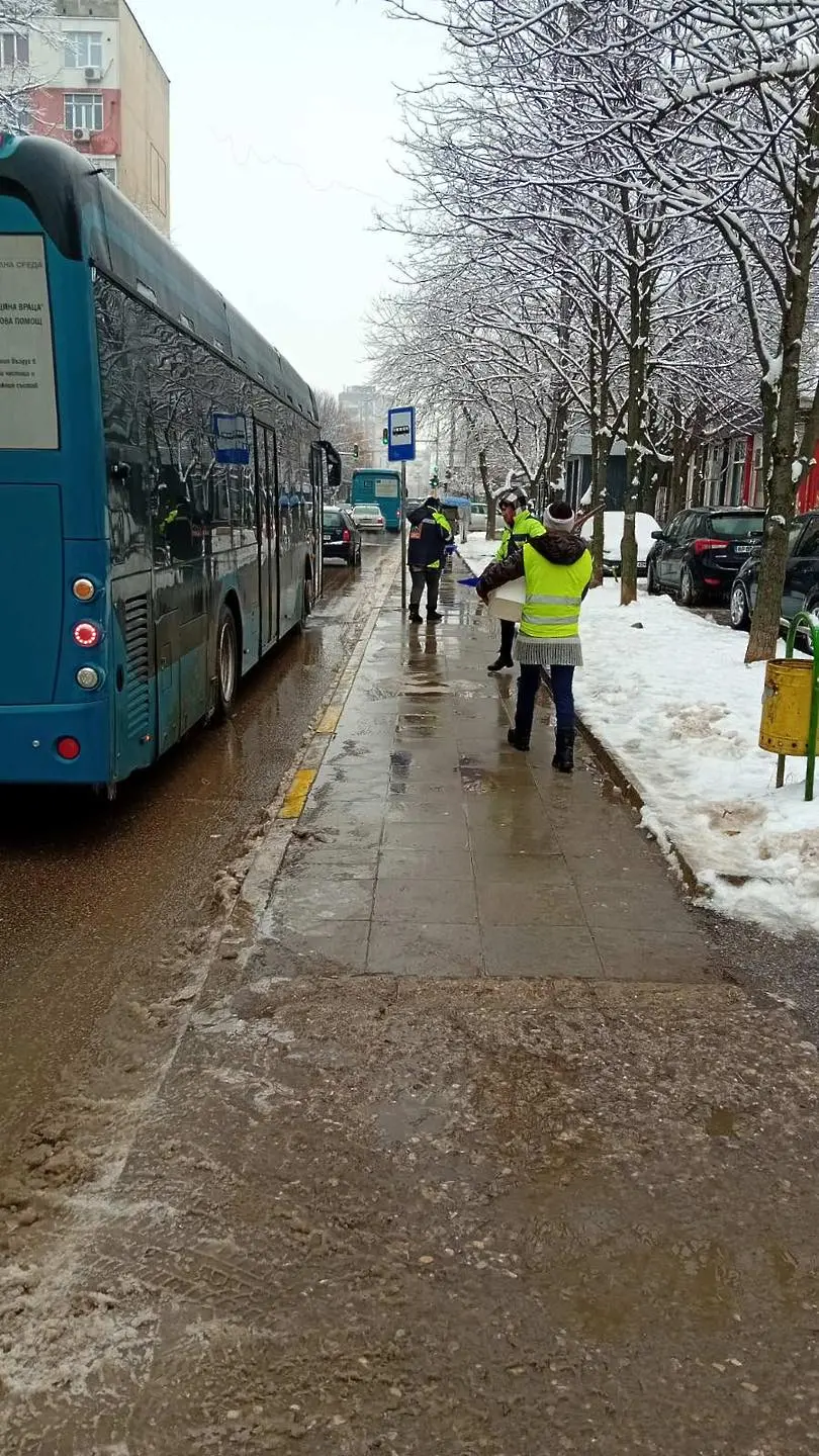 Жълт код за интензивни валежи и поледици – БКС Враца обработва пътната мрежа срещу заледяване