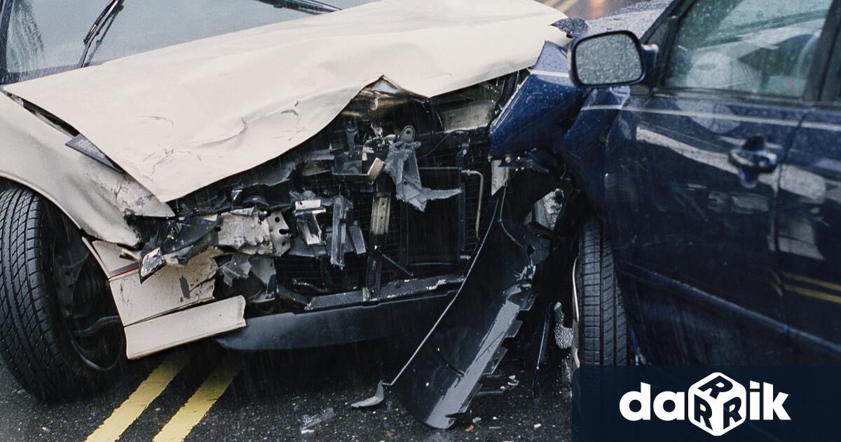 Двама души са загинали транспортират трети към болница след катастрофа