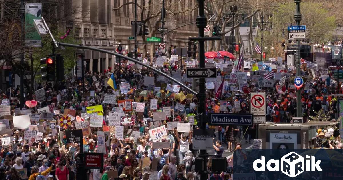 Хиляди демонстранти изпълниха улиците на Минеаполис а студенти от цялата