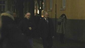 БОЕЦ посрещна Румен Радев пред БНТ, питат го чия е Гренландия