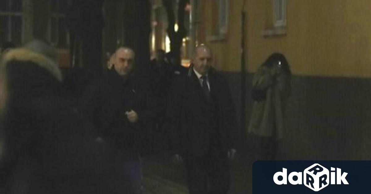 Няколко души от Боец посрещнахаРумен Радев пред сградата на БНТ