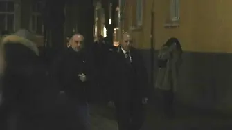 БОЕЦ посрещна Румен Радев пред БНТ, питат го чия е Гренландия