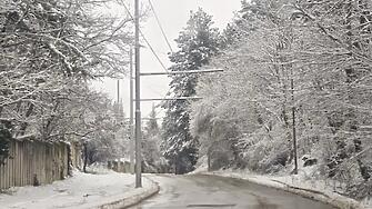 В капана на зимата: Пътнически автобус остана блокиран с часове в Монтанско