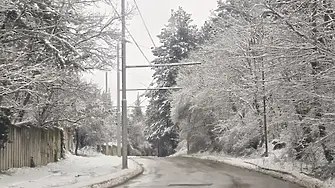 В капана на зимата: Пътнически автобус остана блокиран с часове в Монтанско