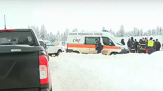 На 16 години е единият издирван за тройното убийство край Петрохан