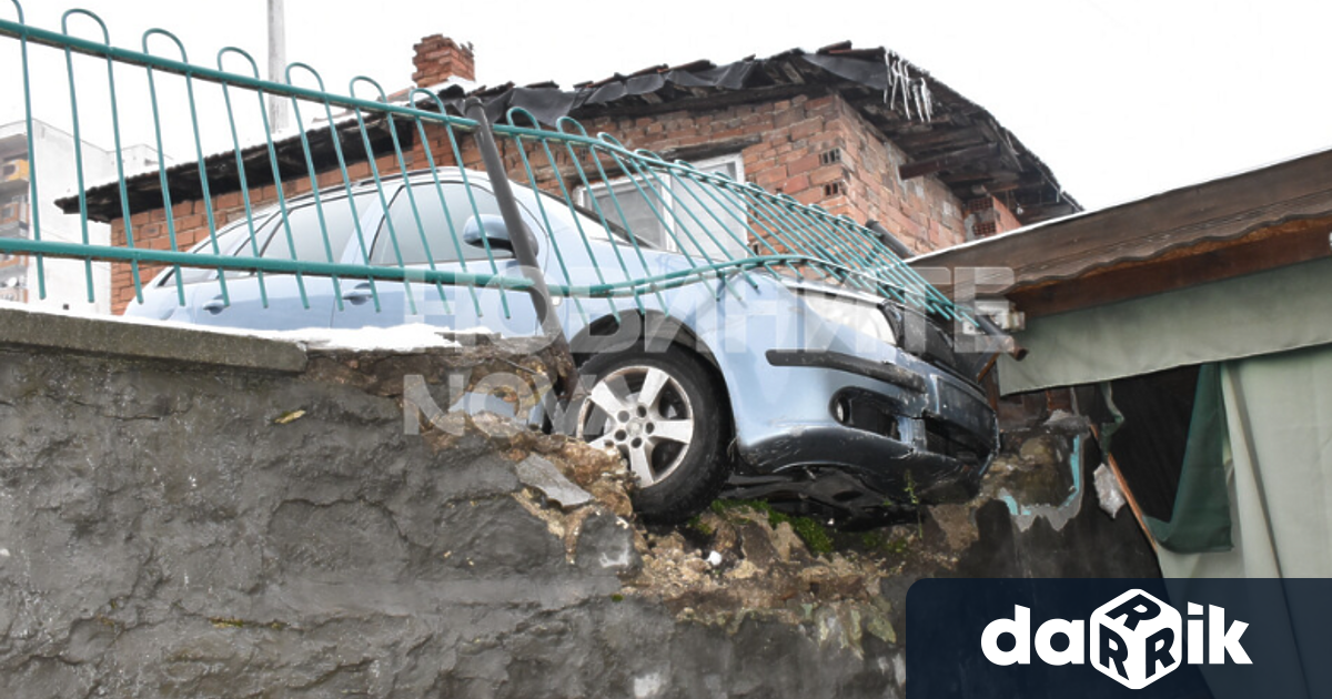 Паркиран лек автомобил е потеглил сам по обяд на централния