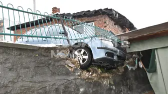 Паркиран автомобил потеглил сам и едва не паднал в двора на къща в Хасково