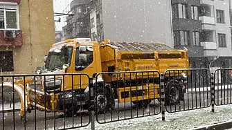 Над 1000 души и десетки машини почистват Пловдив от снега