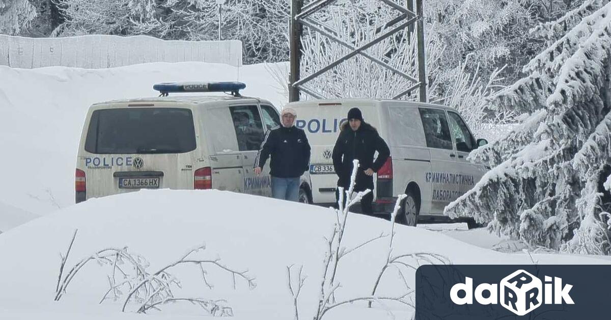 Трима мъже са простреляни в главата и до телата им