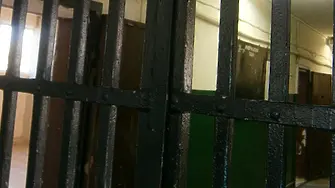 3 години и 4 месеца затвор за съучастие в извършена телефонна измама