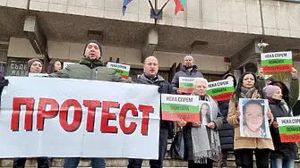 Близки на загиналия бивш кмет на Червен бряг - на протест във Велико Търново