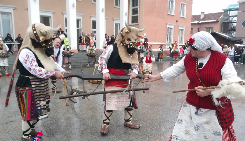 Тринадесето издание на Кукерския празник „Февруарска плетеница“ в Луковит/СНИМКИ/
