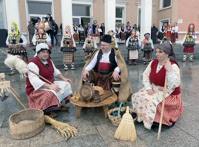Тринадесето издание на Кукерския празник „Февруарска плетеница“ в Луковит/СНИМКИ/