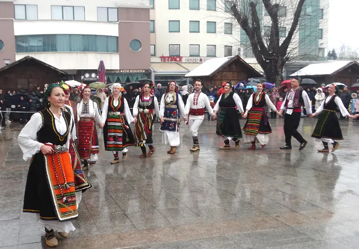 Тринадесето издание на Кукерския празник „Февруарска плетеница“ в Луковит/СНИМКИ/
