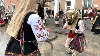 Тринадесето издание на Кукерския празник „Февруарска плетеница“ в Луковит/СНИМКИ/
