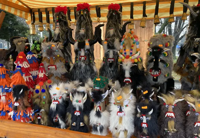 Тринадесето издание на Кукерския празник „Февруарска плетеница“ в Луковит/СНИМКИ/