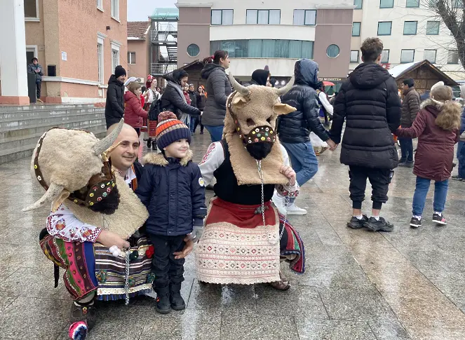 Тринадесето издание на Кукерския празник „Февруарска плетеница“ в Луковит/СНИМКИ/