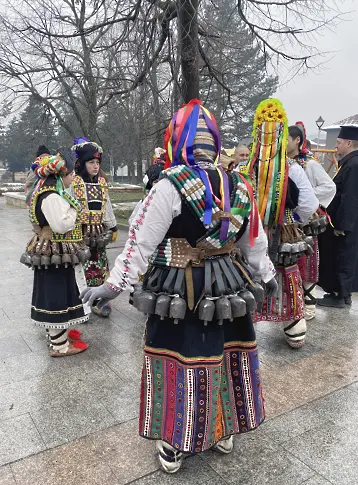 Тринадесето издание на Кукерския празник „Февруарска плетеница“ в Луковит/СНИМКИ/