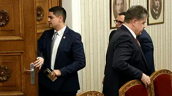 Радостин Василев атакува президента, че е част от БСП, използвала поста си