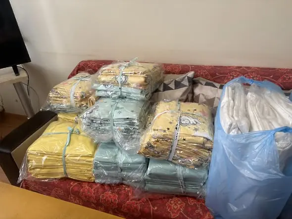 Спални комплекти, завивки и памперси дариха на Детското отделение във  врачанската болница