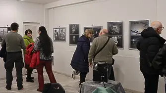 Фотоизложба „Старата школа” представя в кадри поколения фотографи