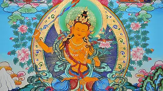 Какви символи и предмети, характерни за будизма, се виждат в хижа „Петрохан”?