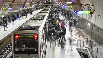 Драма в метрото: Породен от агресия, 19-годишен нападнал две непълнолетни