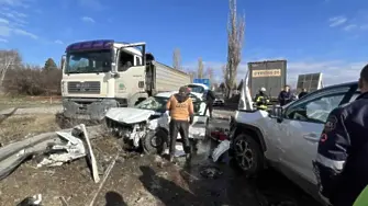 Два товарни автомобила и пет леки коли се блъснаха в София 