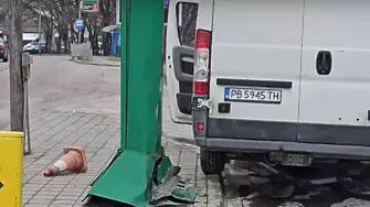 Микробус се вряза в кола и помете пътни знаци в Хасково (СНИМКИ)