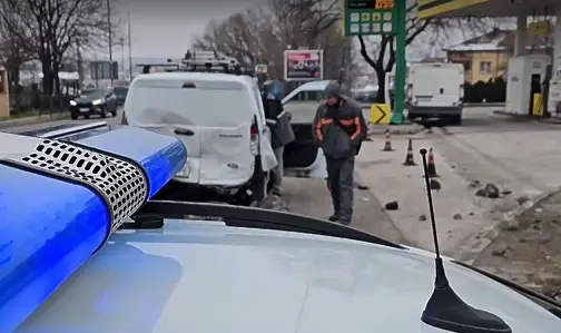 Микробус се вряза в кола и помете пътни знаци в Хасково (СНИМКИ)