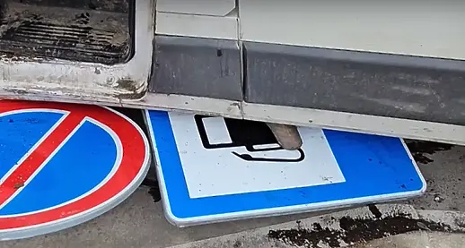 Микробус се вряза в кола и помете пътни знаци в Хасково (СНИМКИ)