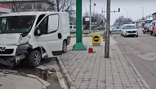  Микробус се вряза в кола и опустоши пътни знаци в Хасково (СНИМКИ) 