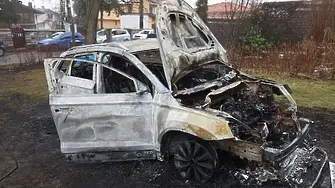 Кметове от цялата страна се събират пред дома на кмета на Бистрица