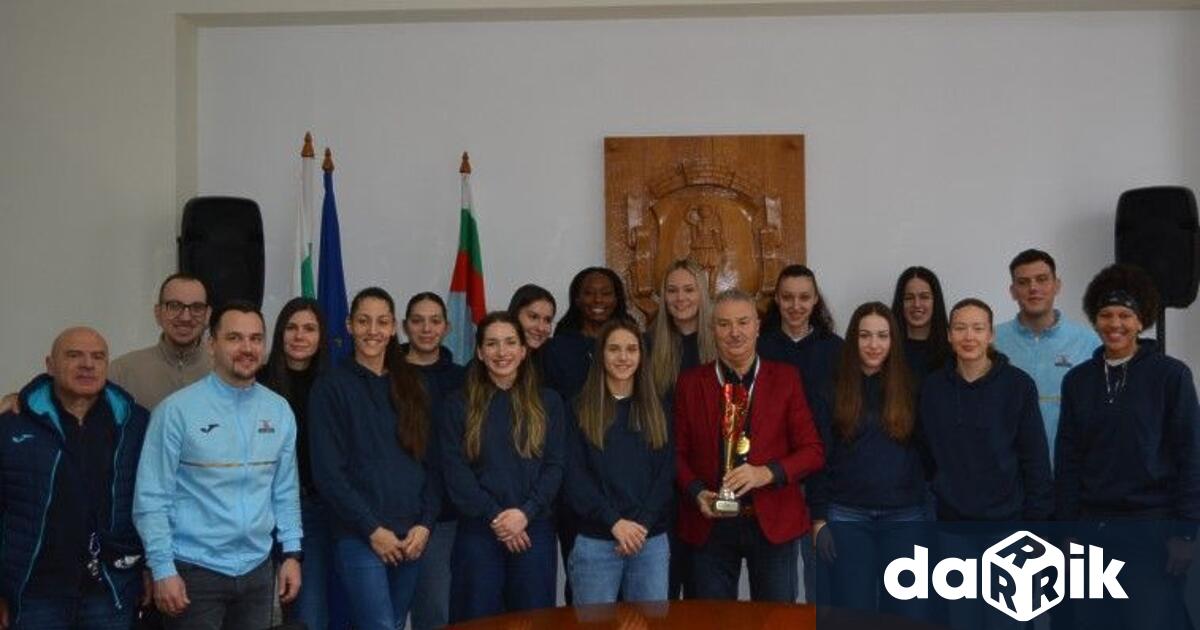 Кметът на Монтана Златко Живков посрещна баскетболния отбор жени в