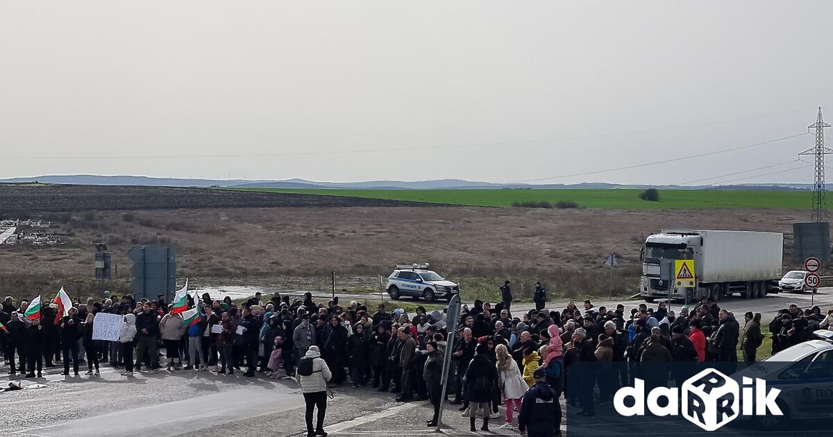 Протестиращи блокираха за кратко движението по международния път I 7