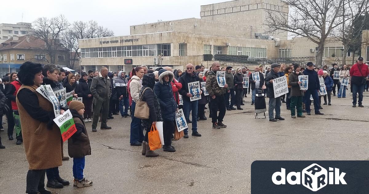 Протестът срещу войната по пътищата който събра граждани пред сградата
