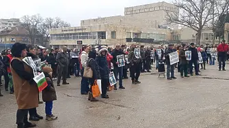 Протест се състоя в Червен бряг срещу войната по пътищата