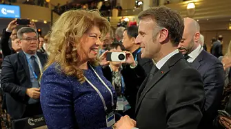 Президентът Илияна Йотова разговаря с френския си колега Еманюел Макрон