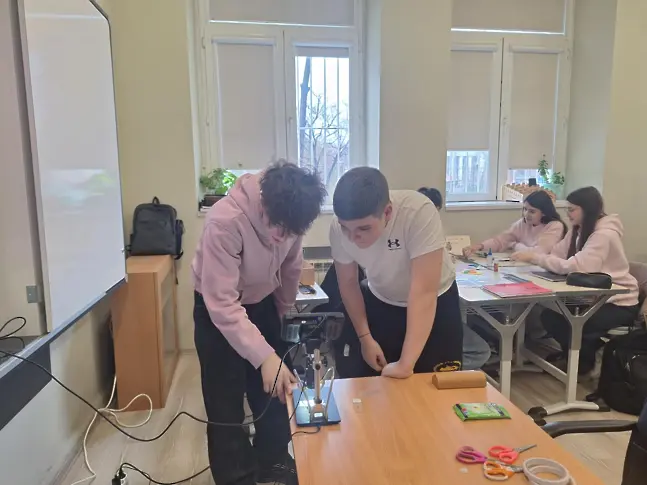 „Клетката – вселената в нас!“: STEM урок превърна учениците на НТГ - Пловдив в изследователи