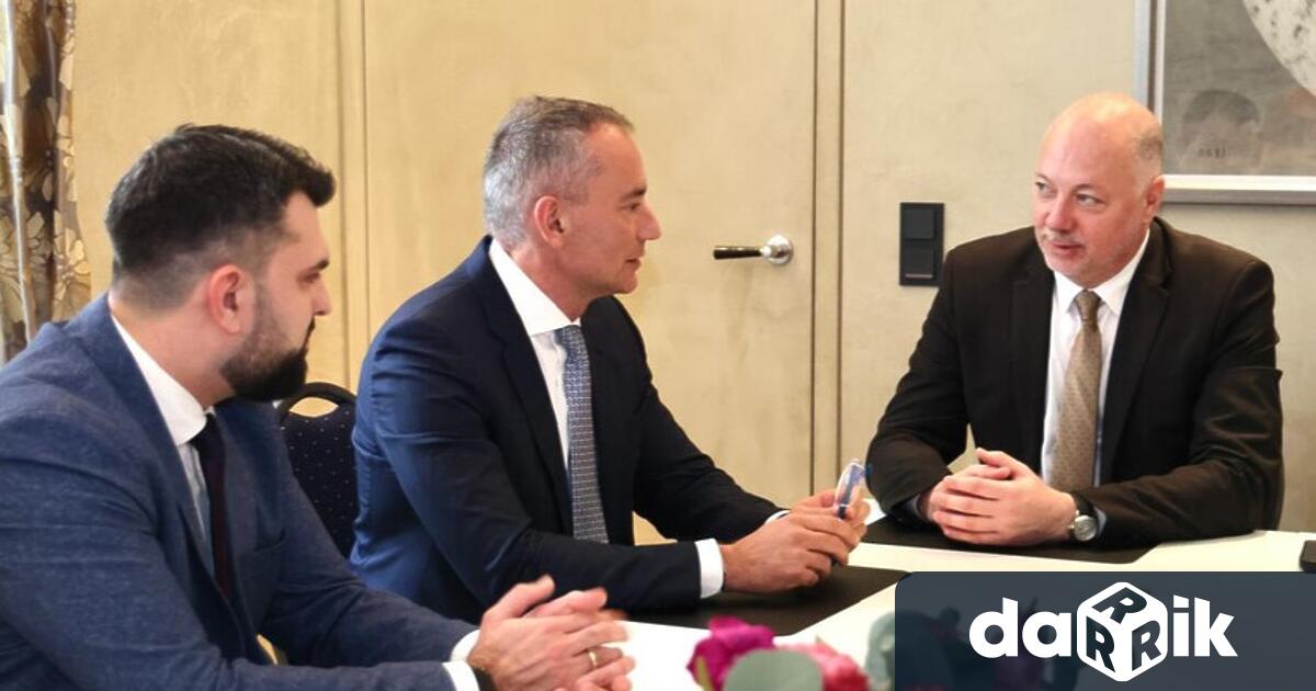 Премиерът в оставка Росен Желязков и външният министър в оставка