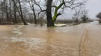 Рухнала подпорна стена, наводнения и селища без ток след пороите у нас