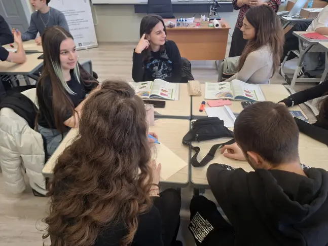 „Клетката – вселената в нас!“: STEM урок превърна учениците на НТГ - Пловдив в изследователи