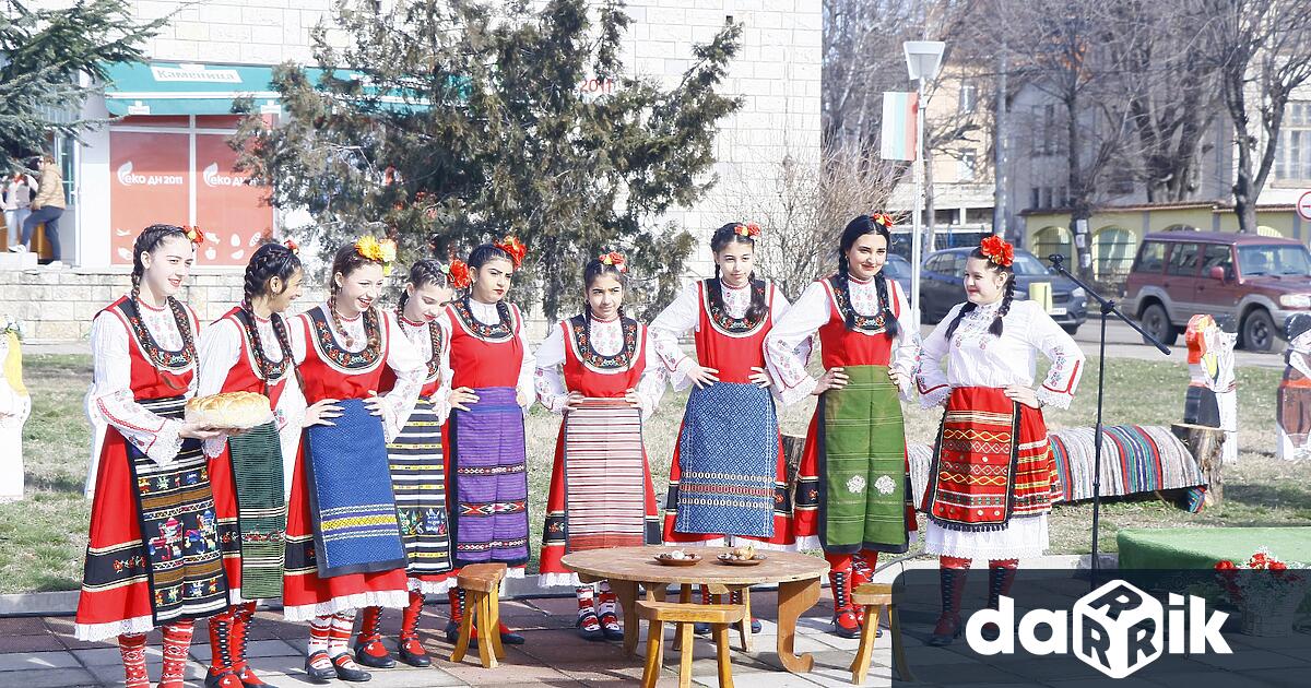 Днес на площада в гр Гулянци жители и гости празнуваха