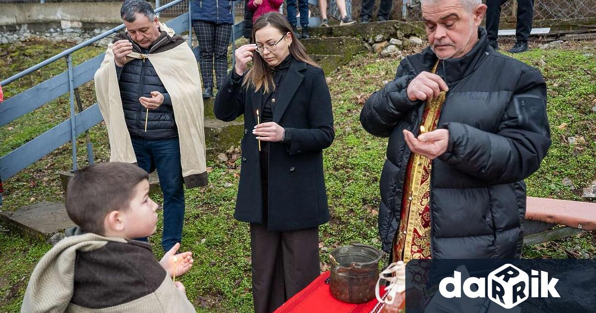 С водосвет в Челопек отбелязаха Трифон ЗарезанС празничен водосвет за
