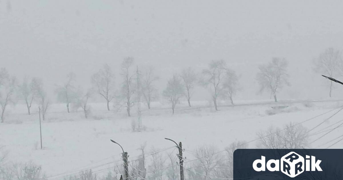 Значителна снежна покривка вече е натрупала в някои места от