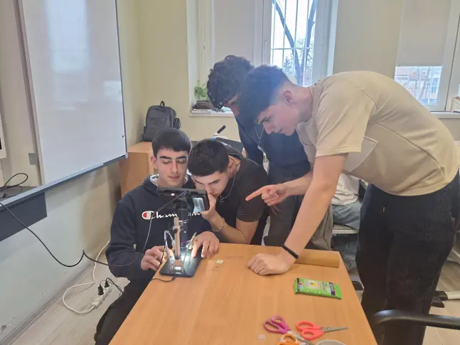 „Клетката – вселената в нас!“: STEM урок превърна учениците на НТГ - Пловдив в изследователи