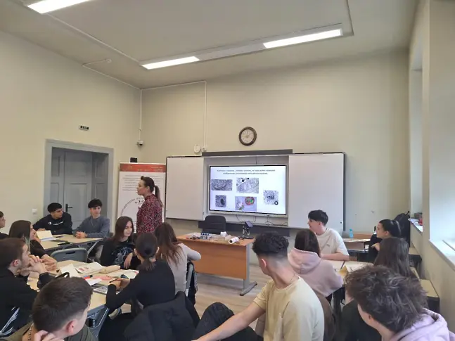 „Клетката – вселената в нас!“: STEM урок превърна учениците на НТГ - Пловдив в изследователи
